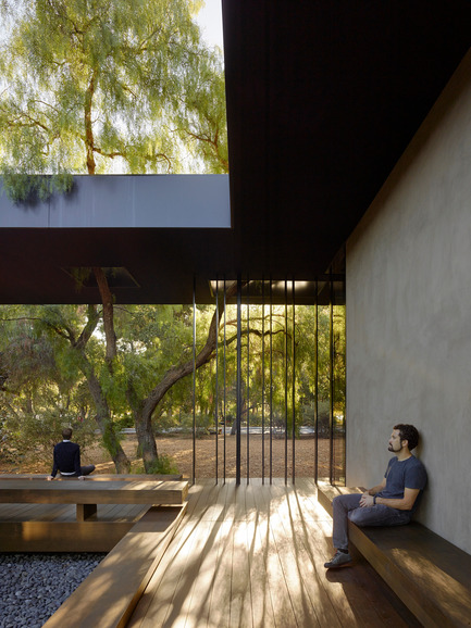 Dossier de presse | 2112-02 - Communiqué de presse | Windhover Contemplative Center selected as Architizer A+ Finalist - Aidlin Darling Design - Architecture institutionnelle -         The courtyard provides visitors the ability to experience the adjacent oak grove within the protection of the three-sided courtyard. - Crédit photo : Matthew Millman
