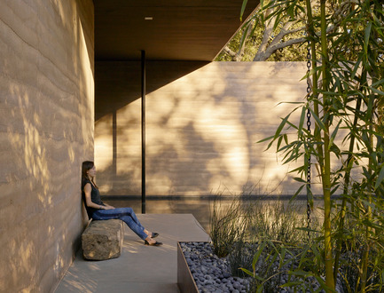 Dossier de presse | 2112-02 - Communiqué de presse | Windhover Contemplative Center selected as Architizer A+ Finalist - Aidlin Darling Design - Architecture institutionnelle -         A stone bench salvaged from Stanford’s “bone yard” provides a private spot for reflection. - Crédit photo : Matthew Millman