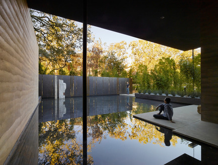Dossier de presse | 2112-02 - Communiqué de presse | Windhover Contemplative Center selected as Architizer A+ Finalist - Aidlin Darling Design - Architecture institutionnelle -         <br> Water, in conjunction with landscape, is used throughout as an aid for contemplation; fountains within the main gallery and the courtyard provide ambient sound while a still reflecting pool to the south reflects the surrounding trees.&nbsp; - Crédit photo : Matthew Millman