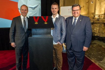 Dossier de presse | 562-64 - Communiqué de presse | Legs du 375e anniversaire de Montréal - Montréal lance son propre ordre honorifique pour reconnaître ses citoyennes et citoyens d'exception - Ville de Montréal - Design industriel - Michel Leblanc, président de la Chambre de commerce du Montréal métropolitain, Jacques Desbiens, designer industriel et Denis Coderre, Maire de Montréal lors du dévoilement de la médaille de l'Ordre de Montréal le 17 mai 2016&nbsp; - Crédit photo : Denis Labine, Ville de Montréal