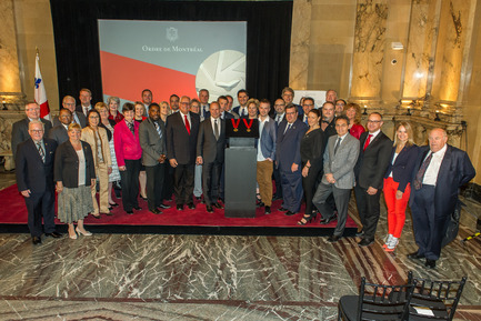 Dossier de presse | 562-64 - Communiqué de presse | Legs du 375e anniversaire de Montréal - Montréal lance son propre ordre honorifique pour reconnaître ses citoyennes et citoyens d'exception - Ville de Montréal - Design industriel - Conseil municipal lors du dévoilement de la médaille de l'Ordre de Montréal à l'hôtel de ville le 17 mai 2016 - Crédit photo : Denis Labine, Ville de Montréal