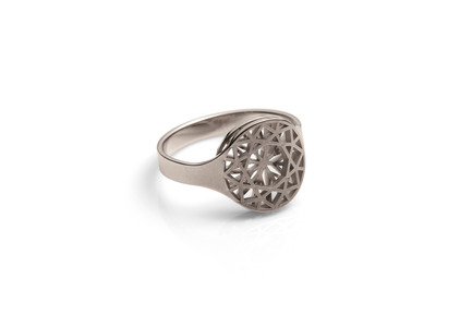 Press kit | 2117-01 - Press release | Rings "cut" - KISSdesign, Sally Kiss - Product - Ring "cut"<br>material: Steinless steal - Photo credit: knauf-fotodesign