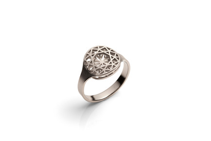 Press kit | 2117-01 - Press release | Rings "cut" - KISSdesign, Sally Kiss - Product - Ring "cut"<br>material: Steinless steal - Photo credit: knauf-fotodesign