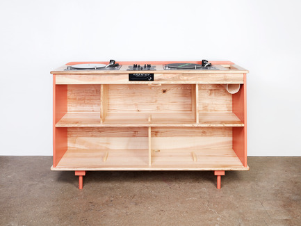 Dossier de presse | 2040-01 - Communiqué de presse | Atelier Sauvage - Le nouveau duo français d’artisans designers - Atelier Sauvage - Produit - Buffet Bois Son - Crédit photo :  Laura Bonnefous&nbsp;