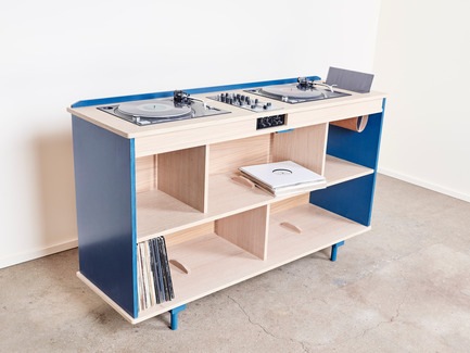 Dossier de presse | 2040-01 - Communiqué de presse | Atelier Sauvage - Le nouveau duo français d’artisans designers - Atelier Sauvage - Produit - Buffet Bois Son - Crédit photo :  Laura Bonnefous&nbsp;