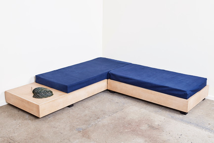 Dossier de presse | 2040-01 - Communiqué de presse | Atelier Sauvage - Le nouveau duo français d’artisans designers - Atelier Sauvage - Produit - Canapé méridienne - Crédit photo :  Laura Bonnefous&nbsp;