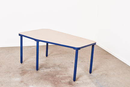 Dossier de presse | 2040-01 - Communiqué de presse | Atelier Sauvage - Le nouveau duo français d’artisans designers - Atelier Sauvage - Produit - Table basse, long pieds - Crédit photo :  Laura Bonnefous&nbsp;