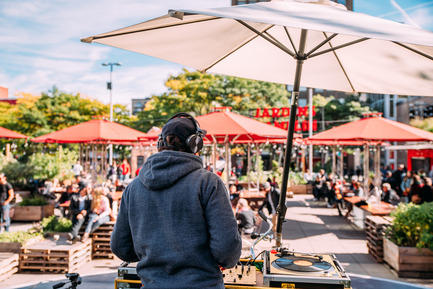 Press kit | 583-14 - Press release | A Rich and Exciting Summer in the Quartier des Spectacles - Quartier des spectacles Partnership - Event + Exhibition - Les Jardins Gamelin, Place Émilie-Gamelin - Photo credit: Jean-Michael Seminaro
