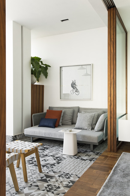 Dossier de presse | 1177-04 - Communiqué de presse | 360° Apartment by Diego Revollo - Ceramiche Refin - Design d’intérieur résidentiel -  360º Apartment - Sofa - Crédit photo : Alain Brugier