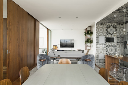 Dossier de presse | 1177-04 - Communiqué de presse | 360° Apartment by Diego Revollo - Ceramiche Refin - Design d’intérieur résidentiel -  360º Apartment - Dining Room<br><br> - Crédit photo :  Alain Brugier 