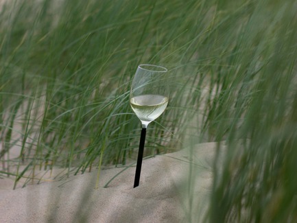 Press kit | 2096-01 - Press release | Parqer - The wine glass for outdoor use - Parqer Glass - Product -  The Parqer can be 'parked' in any soft surface. This makes the wineglass stable and it cannot fall over.&nbsp;  - Photo credit:  Florent Gatin<br>