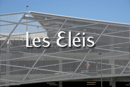 Dossier de presse | 896-05 - Communiqué de presse | Les Eléis, un centre commercial entre ciel et mer - Arte Charpentier Architectes & CALQ Architecture - Architecture commerciale - Crédit photo : Alain Caste
