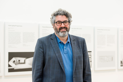 Dossier de presse | 756-12 - Communiqué de presse | Le CCA présenteArchéologie du numérique : complexité et convention - Centre Canadien d’Architecture (CCA) - Évènement + Exposition - Greg Lynn dans les salles de l'exposition "Archéologie du numérique : Complexité et convention", au Centre Canadien d'Architecture, Montréal, 2015.  - Crédit photo : © CCA, Montréal