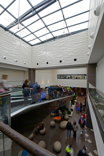 Dossier de presse | 896-05 - Communiqué de presse | Les Eléis, un centre commercial entre ciel et mer - Arte Charpentier Architectes & CALQ Architecture - Architecture commerciale - Crédit photo : Alain Caste