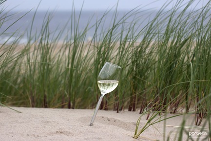 Press kit | 2096-01 - Press release | Parqer - The wine glass for outdoor use - Parqer Glass - Product - The Parqer can be 'parked' in any soft surface. This makes the wineglass stable and it cannot fall over.&nbsp; - Photo credit: Florent Gatin