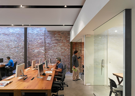 Dossier de presse | 1891-02 - Communiqué de presse | Hybrid Design - Terry & Terry Architecture - Architecture commerciale - detail of skylight at first/ground floor office area - Crédit photo : Bruce Damonte