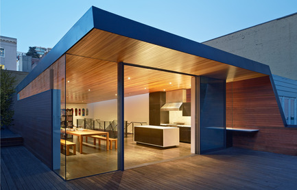 Dossier de presse | 1891-02 - Communiqué de presse | Hybrid Design - Terry & Terry Architecture - Architecture commerciale - new floor addition opens out to a roof deck injecting elements of the outdoors into the core of the office - Crédit photo : Bruce Damonte