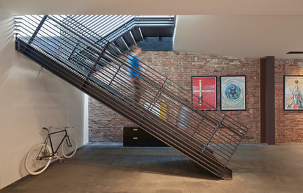 Dossier de presse | 1891-02 - Communiqué de presse | Hybrid Design - Terry & Terry Architecture - Architecture commerciale - detail of stair shaft - Crédit photo : Bruce Damonte