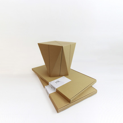 Dossier de presse | 2128-01 - Communiqué de presse | Fractal Surface Structure made with Cardboard Sheet: Spiral Stool by MisoSoupDesign Awarded Platinum A’Design Award - MisoSoupDesign - Produit - Flat packaging for Spiral Stool - Crédit photo : Daisuke Nagatomo