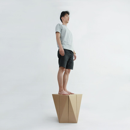 Dossier de presse | 2128-01 - Communiqué de presse | Fractal Surface Structure made with Cardboard Sheet: Spiral Stool by MisoSoupDesign Awarded Platinum A’Design Award - MisoSoupDesign - Produit - Spiral Stool can support up to 100 kg - Crédit photo : Daisuke Nagatomo