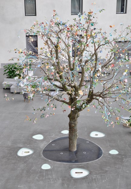 Press kit | 1997-02 - Press release | Dutch design for Nestlé’s open house in Switzerland - Tinker imagineers - Event + Exhibition - Life-size tree composed of 1200 handmade flowers - Photo credit: Tinker imagineers