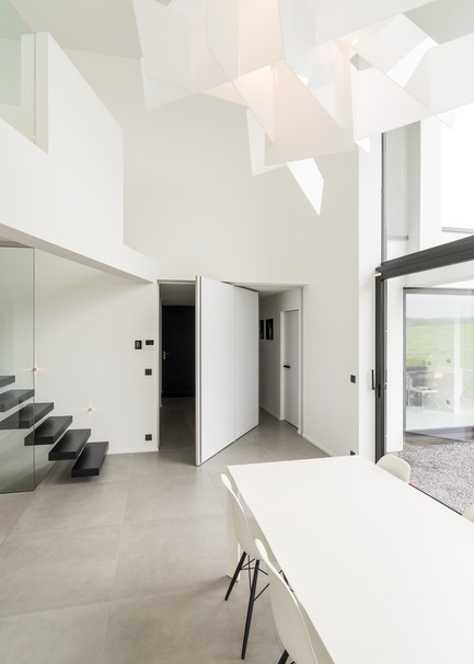 Dossier de presse | 2163-01 - Communiqué de presse | Pivoting Room Divider - ANYWAY doors - Produit - Modern pivot door with central axis pivoting hinge - Crédit photo : ANYWAYdoors - Photographer Koen Dries