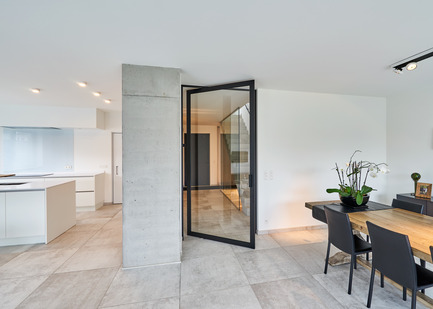Dossier de presse | 2163-01 - Communiqué de presse | Pivoting Room Divider - ANYWAY doors - Produit - Glass pivot door&nbsp;"steel look" with offset axis 180°&nbsp;pivoting hinge - Crédit photo : ANYWAYdoors - Photographer Koen Dries