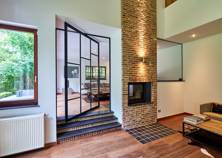 Dossier de presse | 2163-01 - Communiqué de presse | Pivoting Room Divider - ANYWAY doors - Produit - Glass pivot door&nbsp;"steel look" with central axis 360°&nbsp;pivoting hinge - Crédit photo : ANYWAYdoors - Photographer Koen Dries