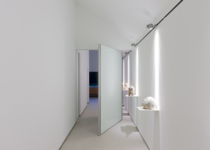 Dossier de presse | 2163-01 - Communiqué de presse | Pivoting Room Divider - ANYWAY doors - Produit - Modern glass pivot door with offset axis pivoting hinge - Crédit photo : ANYWAYdoors - Photographer Koen Dries