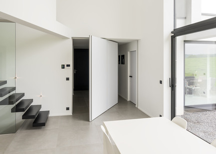 Dossier de presse | 2163-01 - Communiqué de presse | Pivoting Room Divider - ANYWAY doors - Produit - Modern pivot door&nbsp;with central axis 360°&nbsp;pivoting hinge - Crédit photo : ANYWAYdoors - Photographer Koen Dries