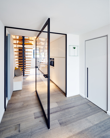 Dossier de presse | 2163-01 - Communiqué de presse | Pivoting Room Divider - ANYWAY doors - Produit - Glass pivot door&nbsp;"steel look" with central axis 360°&nbsp;pivoting hinge - Crédit photo : ANYWAYdoors - Photographer Koen Dries