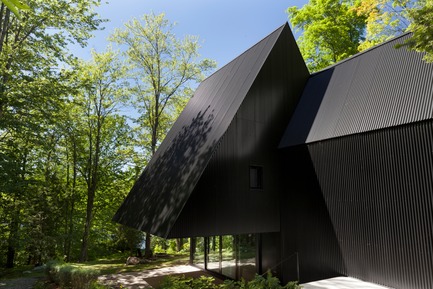 Dossier de presse | 1010-04 - Communiqué de presse | FAHOUSE - Studio Jean Verville architectes - Architecture résidentielle - Crédit photo : Maxime Brouillet