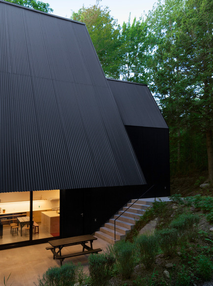 Dossier de presse | 1010-04 - Communiqué de presse | FAHOUSE - Studio Jean Verville architectes - Architecture résidentielle - Crédit photo : Maxime Brouillet