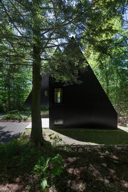 Dossier de presse | 1010-04 - Communiqué de presse | FAHOUSE - Studio Jean Verville architectes - Architecture résidentielle - Crédit photo : Maxime Brouillet