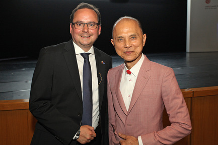 Press kit | 1696-09 - Press release | Award-winning design, premium products and a touch of Hollywood in Essen: That was the Red Dot Gala 2016 - Red Dot Award - Competition - Thomas Kufen (Lord Mayor of the city of Essen) and design legend Jimmy Choo - Photo credit: Red Dot