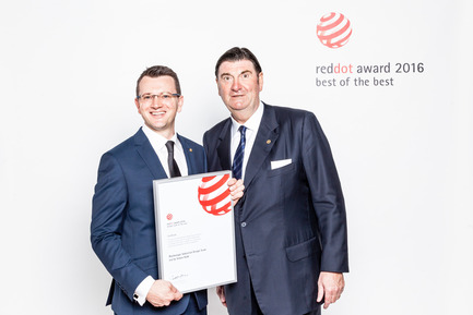 Press kit | 1696-09 - Press release | Award-winning design, premium products and a touch of Hollywood in Essen: That was the Red Dot Gala 2016 - Red Dot Award - Competition - Simon Kidd (Blackmagic) and Prof. Dr. Peter Zec (Red Dot CEO) - Photo credit: Red Dot