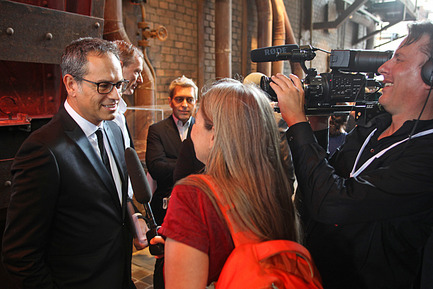 Press kit | 1696-09 - Press release | Award-winning design, premium products and a touch of Hollywood in Essen: That was the Red Dot Gala 2016 - Red Dot Award - Competition - Red Dot winner Flavio Manzoni (Chief designer at Ferrari) in a TV-interview<br> - Photo credit: Red Dot