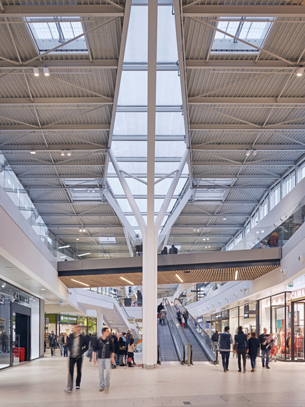 Dossier de presse | 896-09 - Communiqué de presse | Les Saisons - Arte Charpentier Architectes - Architecture commerciale - Crédit photo : Epaillard+Machado
