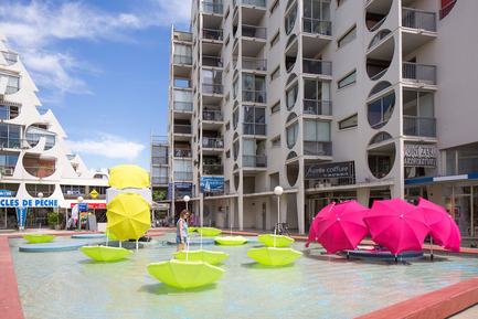 Dossier de presse | 982-30 - Communiqué de presse | Festival des Architectures Vives 2016 - Montpellier et La Grande Motte - Association Champ Libre - Festival des Architectures Vives (FAV) - Design urbain - Where is my beach umbrella<br>M³ - Mathilde Guihaumé, Marion Salagnac et Magali Courias - Crédit photo : Paul KOZLOWSKI ©photoarchitecture.com<br>Site&nbsp;: http://photoarchitecture.com