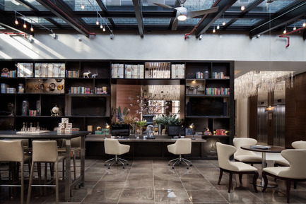 Dossier de presse | 865-20 - Communiqué de presse | Andres Escobar révolutionne l’expérience visiteur au nouvel Holiday Inn de New York - Escobar Design by Lemay - Design d’intérieur commercial - Crédit photo :          ©️ Inessa Binenbaum 