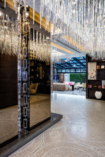 Dossier de presse | 865-20 - Communiqué de presse | Andres Escobar révolutionne l’expérience visiteur au nouvel Holiday Inn de New York - Escobar Design by Lemay - Design d’intérieur commercial - Crédit photo :          ©️ Inessa Binenbaum 