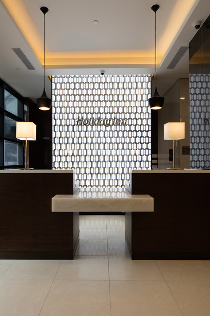 Dossier de presse | 865-20 - Communiqué de presse | Andres Escobar révolutionne l’expérience visiteur au nouvel Holiday Inn de New York - Escobar Design by Lemay - Design d’intérieur commercial - Crédit photo :          ©️ Inessa Binenbaum 