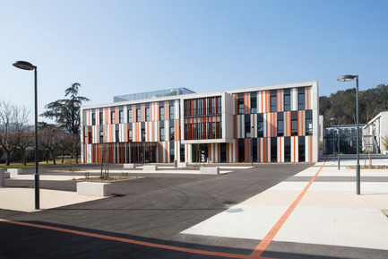 Dossier de presse | 921-02 - Communiqué de presse | Nouveau bâtiment au Lycée Albert Einstein à Bagnols sur Cèze - NBJ architectes - Architecture institutionnelle - Crédit photo : Paul KOZLOWSKI