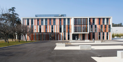 Dossier de presse | 921-02 - Communiqué de presse | Nouveau bâtiment au Lycée Albert Einstein à Bagnols sur Cèze - NBJ architectes - Architecture institutionnelle - Crédit photo : Paul KOZLOWSKI