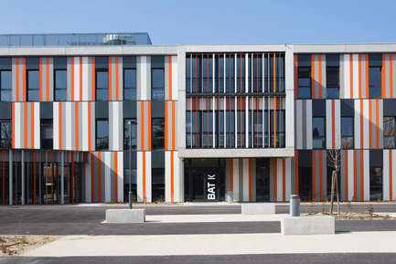 Dossier de presse | 921-02 - Communiqué de presse | Nouveau bâtiment au Lycée Albert Einstein à Bagnols sur Cèze - NBJ architectes - Architecture institutionnelle - Crédit photo : Paul KOZLOWSKI