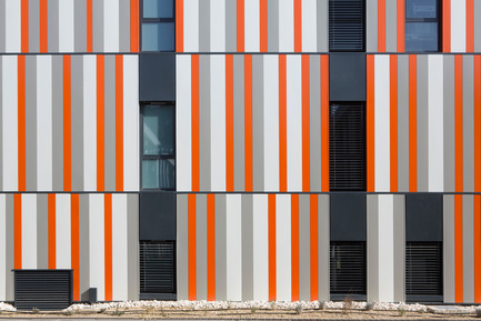 Dossier de presse | 921-02 - Communiqué de presse | Nouveau bâtiment au Lycée Albert Einstein à Bagnols sur Cèze - NBJ architectes - Architecture institutionnelle - Crédit photo : Paul KOZLOWSKI
