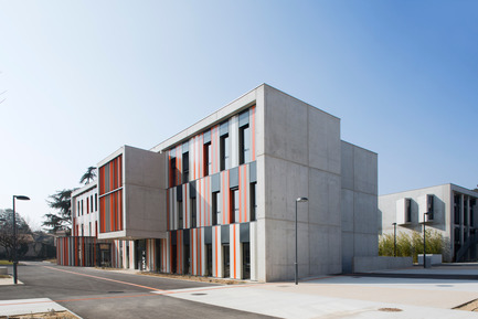 Dossier de presse | 921-02 - Communiqué de presse | Nouveau bâtiment au Lycée Albert Einstein à Bagnols sur Cèze - NBJ architectes - Architecture institutionnelle - Crédit photo : Paul KOZLOWSKI