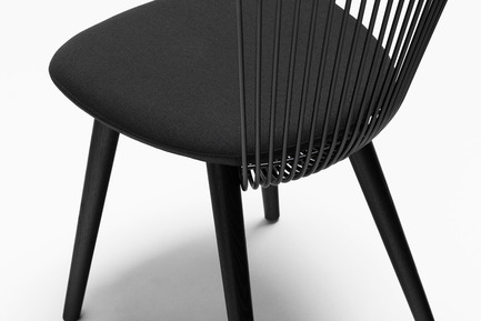 Dossier de presse | 1539-03 - Communiqué de presse | WW Chair - H Furniture Ltd. - Design industriel -  WW Chair&nbsp;<br>Wood: oak, stained black. Upholstery: black fabric&nbsp;&nbsp;  - Crédit photo : Peter Guenzel