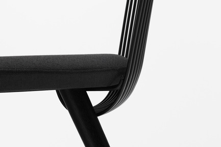 Dossier de presse | 1539-03 - Communiqué de presse | WW Chair - H Furniture Ltd. - Design industriel -  WW Chair&nbsp;<br>Wood: oak, stained black. Upholstery: black fabric&nbsp;&nbsp;  - Crédit photo : Peter Guenzel