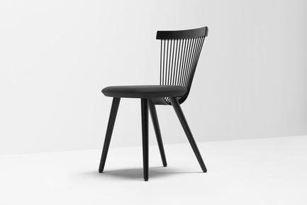 Dossier de presse | 1539-03 - Communiqué de presse | WW Chair - H Furniture Ltd. - Design industriel -  WW Chair&nbsp;<br>Wood: oak, stained black. Upholstery: black fabric&nbsp;&nbsp;  - Crédit photo : Peter Guenzel